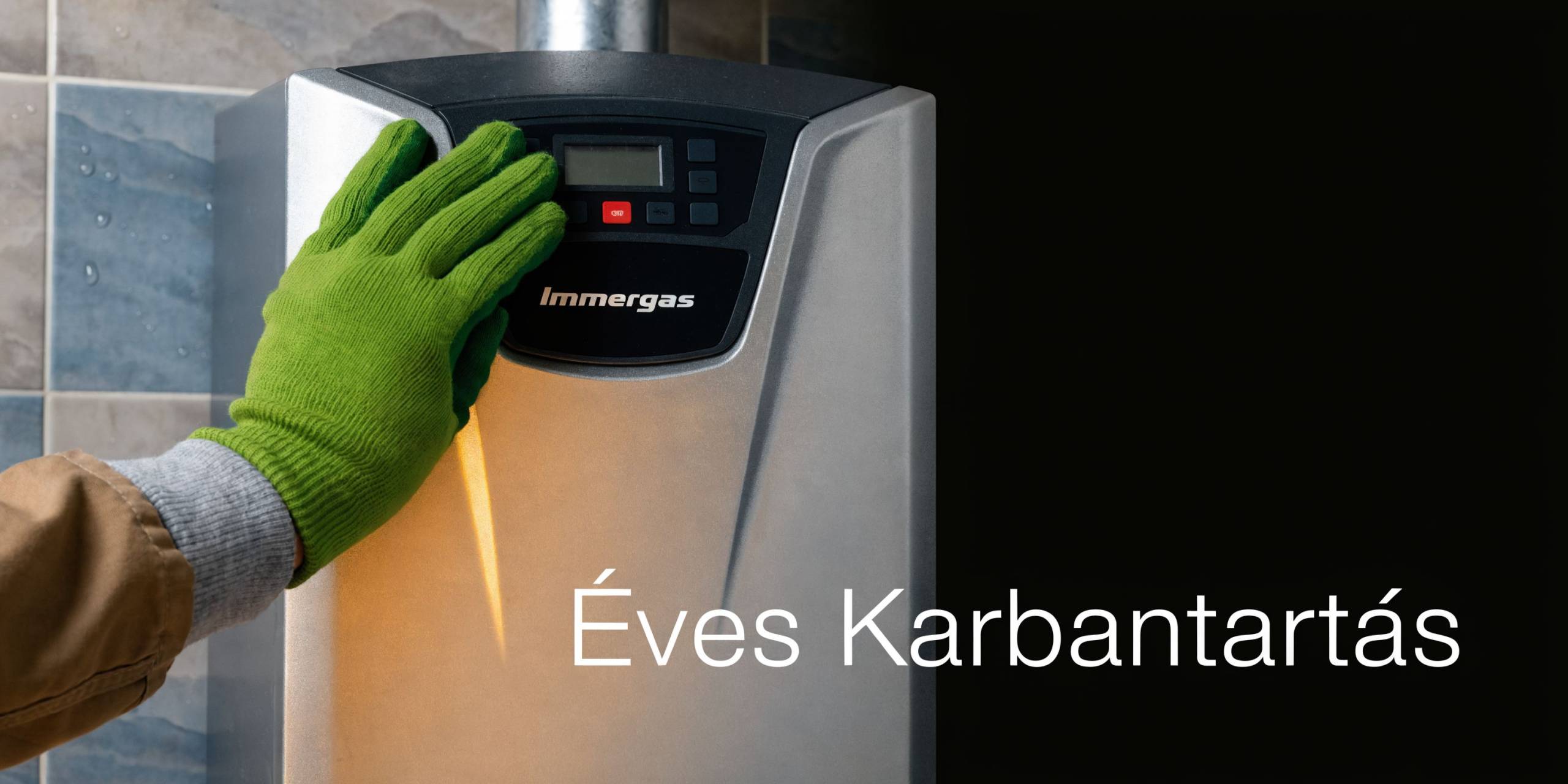 Egy z&ouml;ld kesztyűt viselő szerelő keze &eacute;ppen elv&eacute;gzi egy modern Immergas g&aacute;zkaz&aacute;n &eacute;ves karbantart&aacute;s&aacute;t egy otthoni f&uuml;rdőszob&aacute;ban.